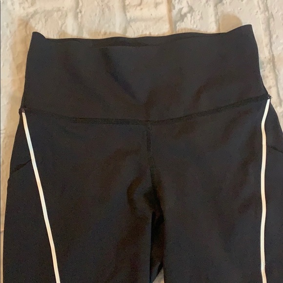Lululemon black cropped leggings sz 4 - Picture 4 of 9